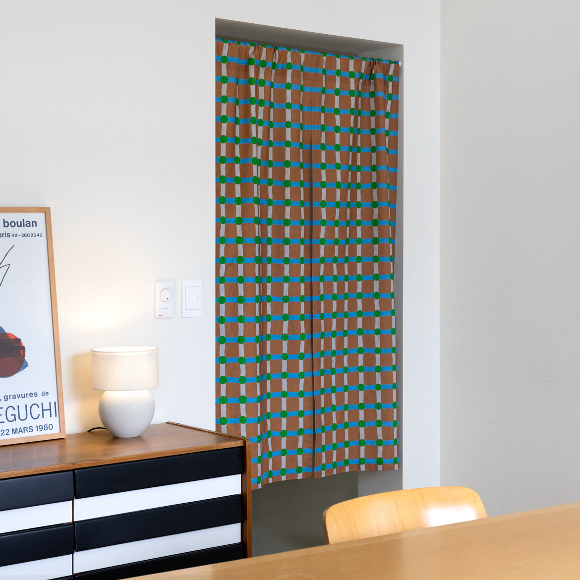 ドットチェック ハローカーテン - レンガの上にグリーン