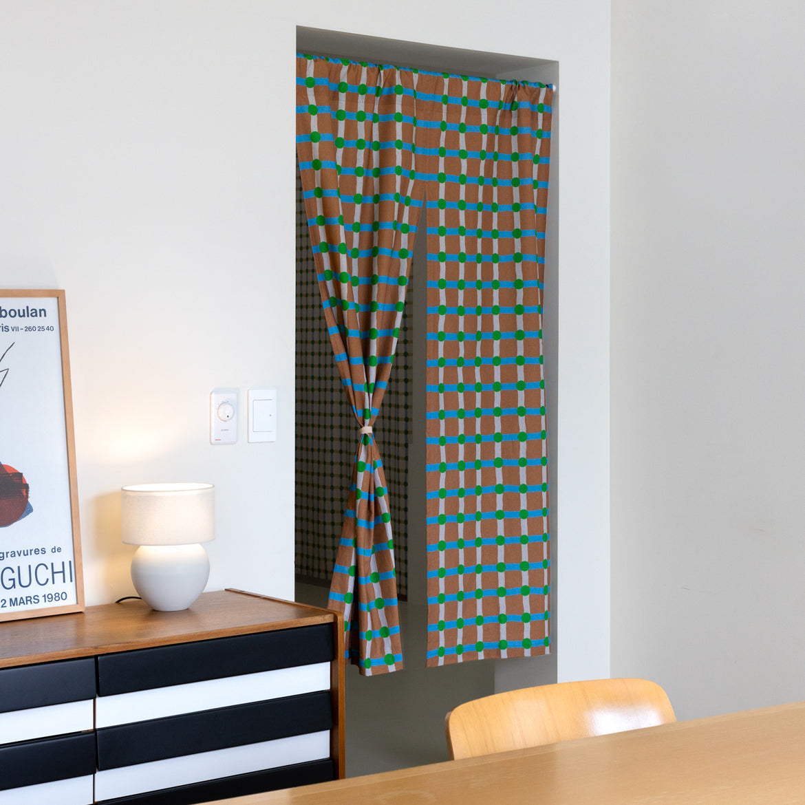 ドットチェック ハローカーテン - レンガの上にグリーン