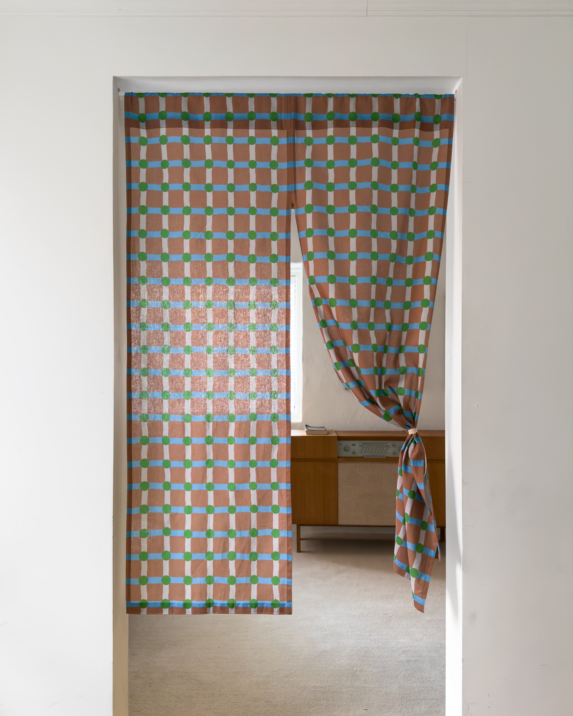 ドットチェック ハローカーテン - レンガの上にグリーン