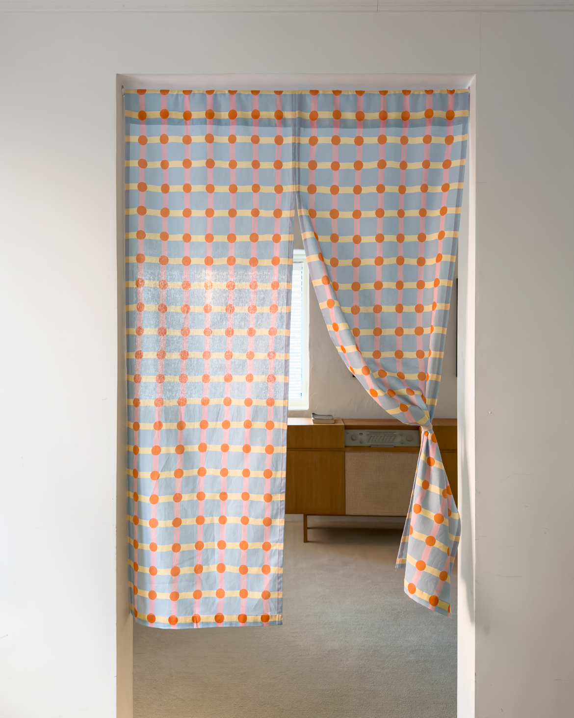 ドットチェック ハロー カーテン - ライトブルーにストロベリー
