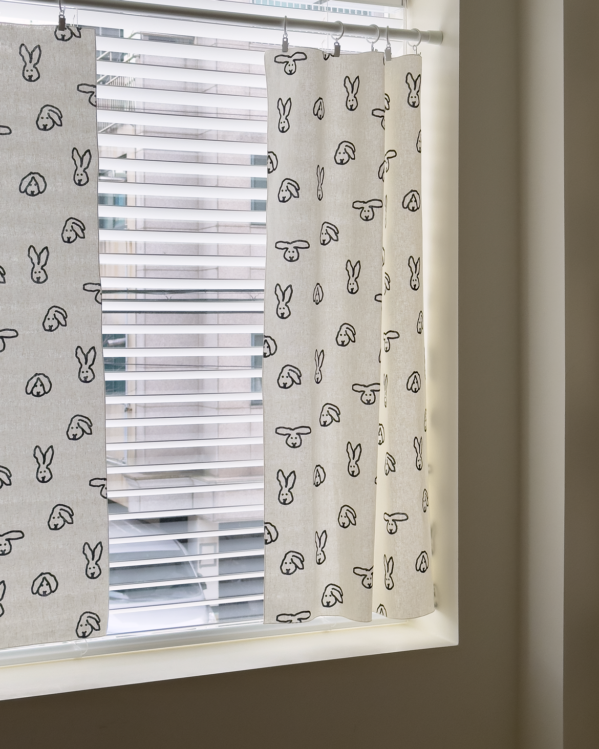 バニーバニーウィンドウカーテン
