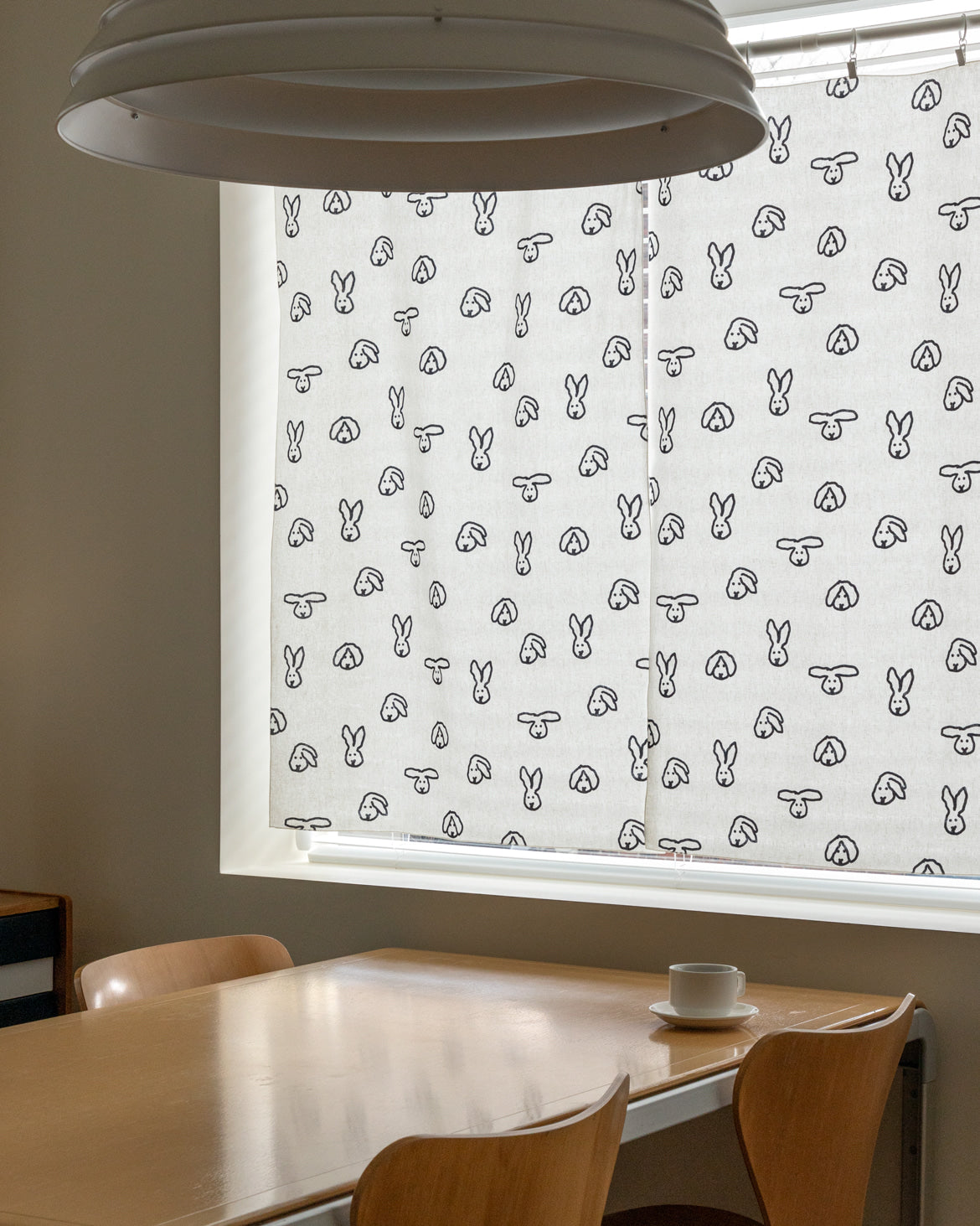 バニーバニーウィンドウカーテン