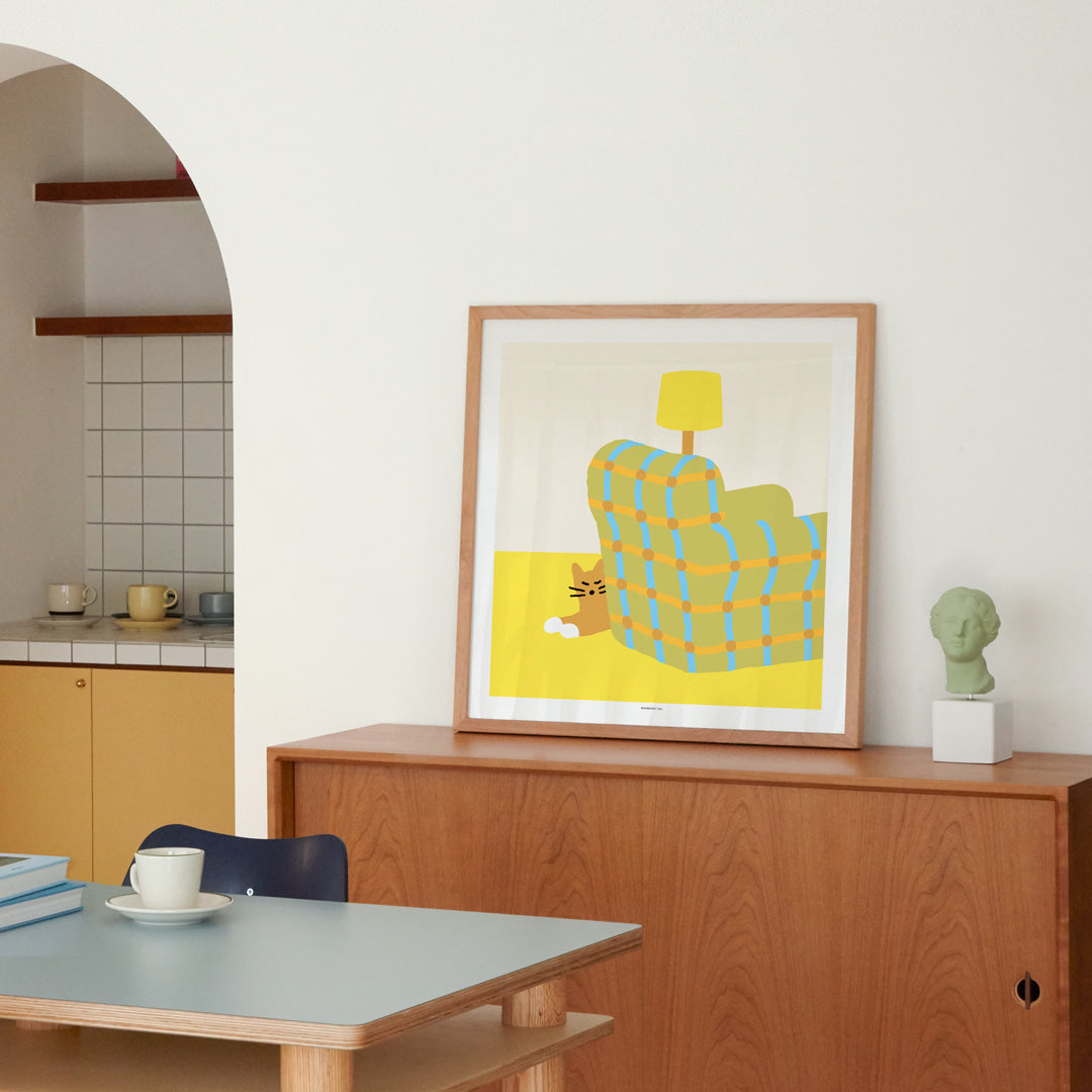 アームチェアで眠る猫のポスター