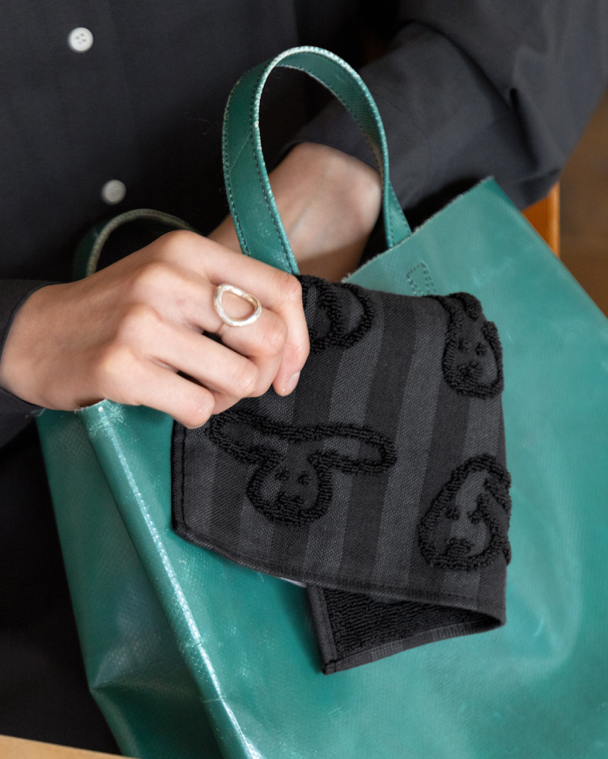 バニーバニーハンドクロス - ブラック