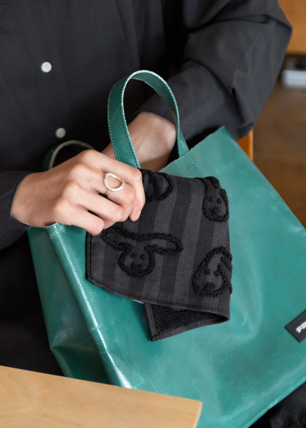 バニーバニーハンドクロス - ブラック