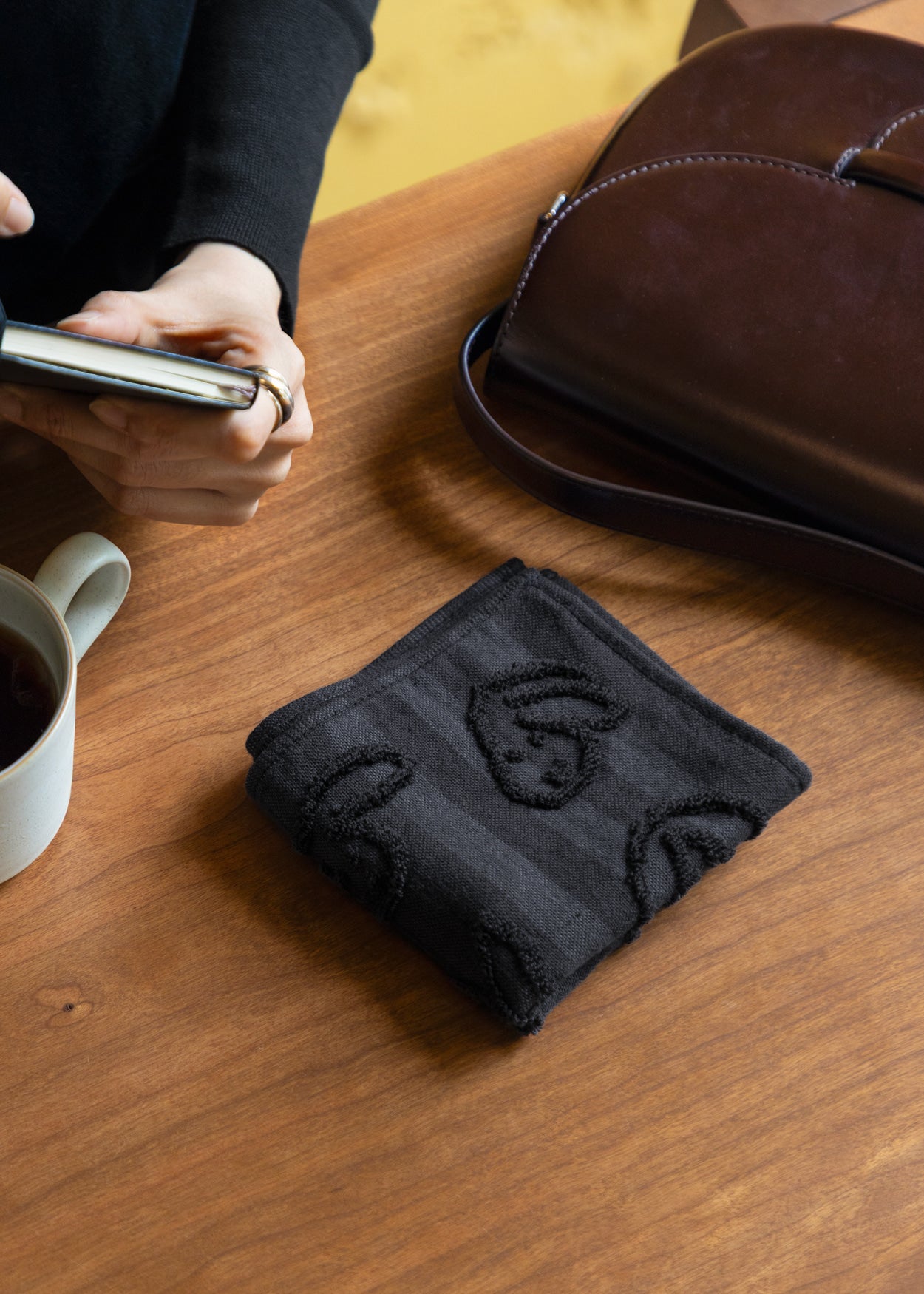 バニーバニーハンドクロス - ブラック