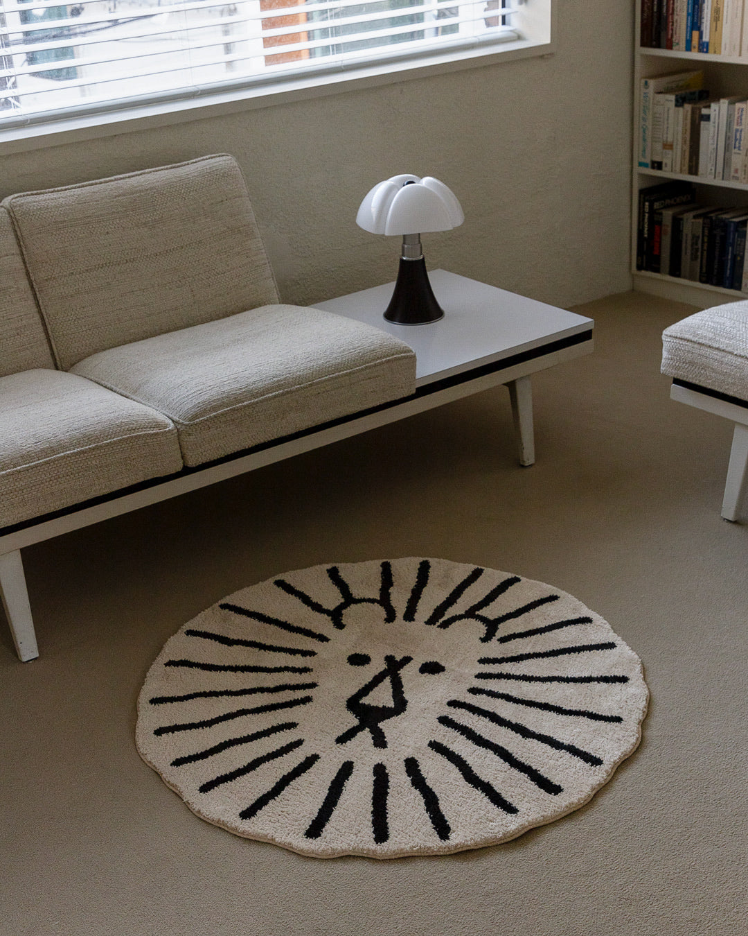 ライオンラグ - アイボリー地に黒のライン