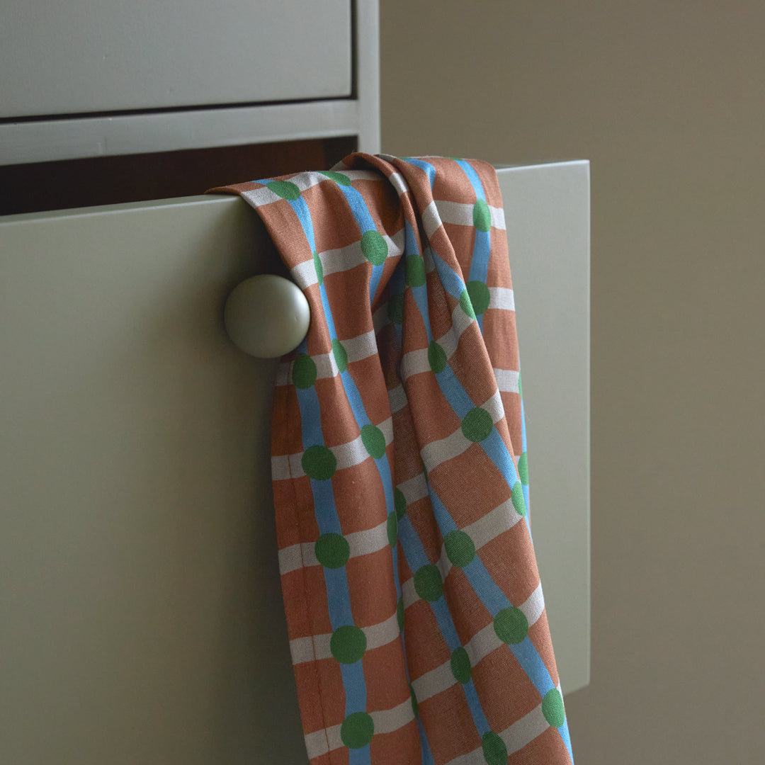 ドットチェックキッチンクロス - レンガの上にグリーン